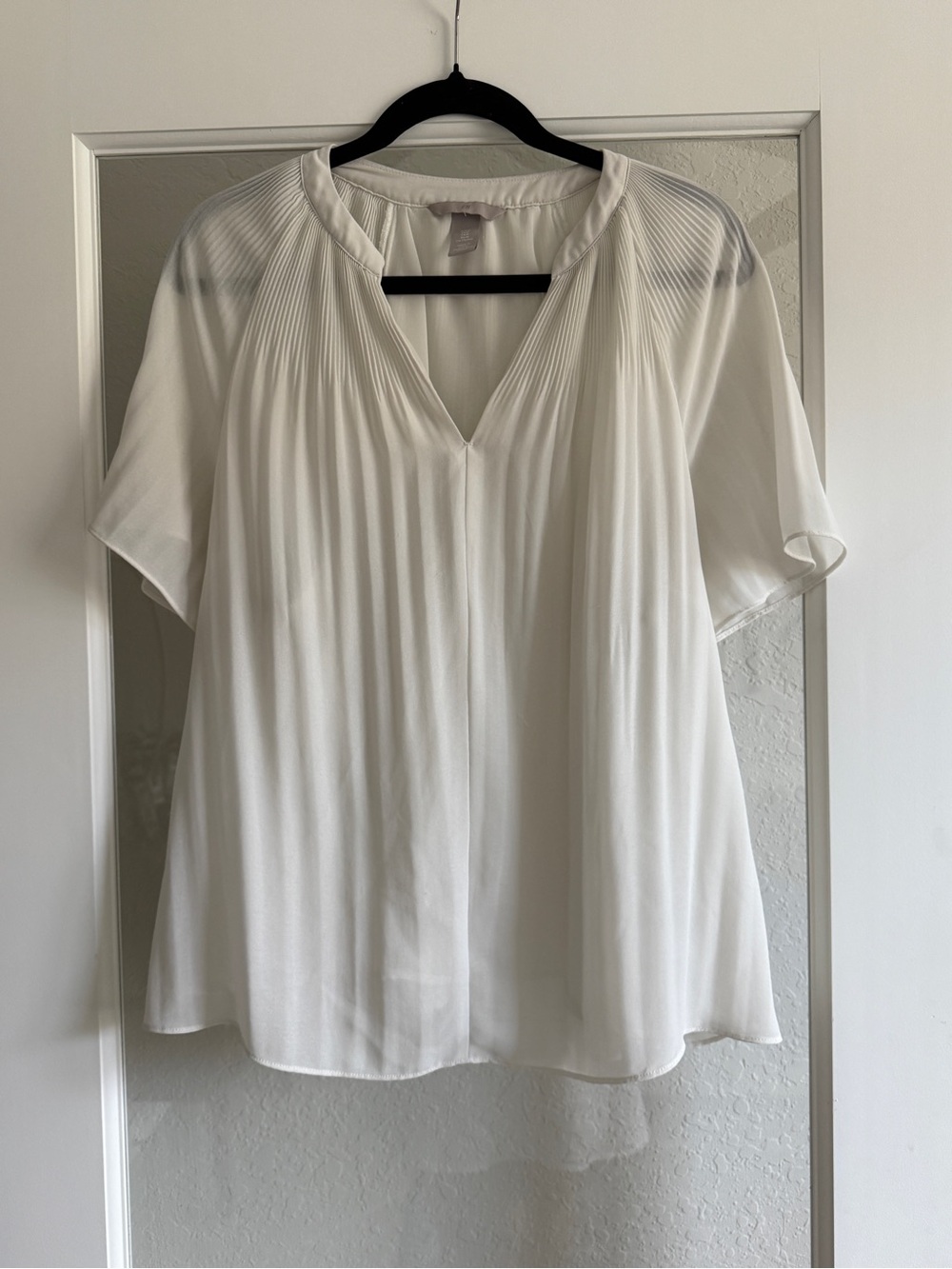 H&M White Pleated V-Neck Flowy Blouse Size M